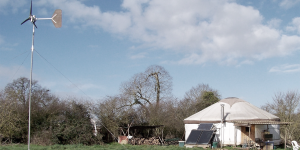 yourte avec éolienne et panneau solaire